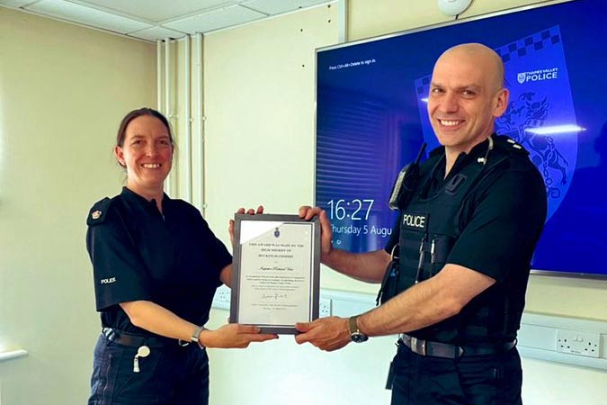 Insp Richard Vine receives award by High Sheriff of Buckinghamshire from Supt Amy Clements